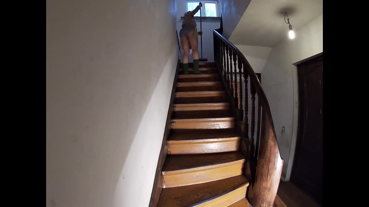 Une femme de ménage se masturbe dans les escaliers Pendant que personne n'est &agrave; дом