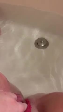 Небольшое распыление мочи в ванне после уборки xtube порно видео f