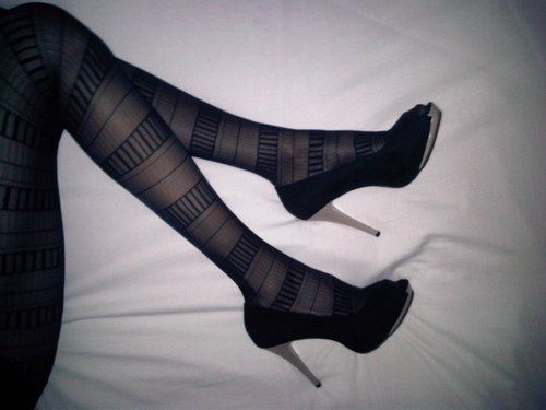 824623_1BFNZM32IZ62XR3AWBHEZ6R2O7JALV_neue-heels-mit-neuen-nylons_H174140_L