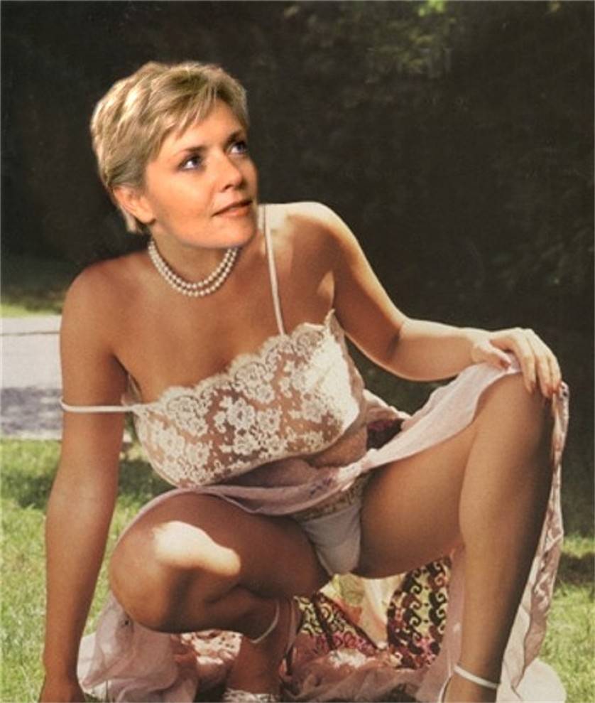 Amanda Tapping 007