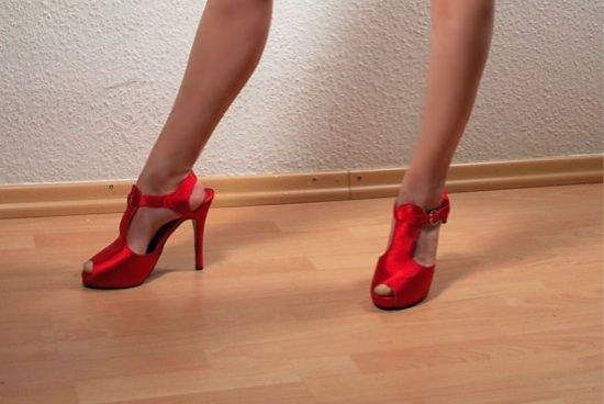 Woman in red Shoes)