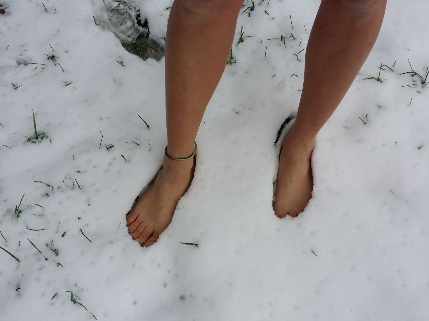 Nackte Füße im Schnee