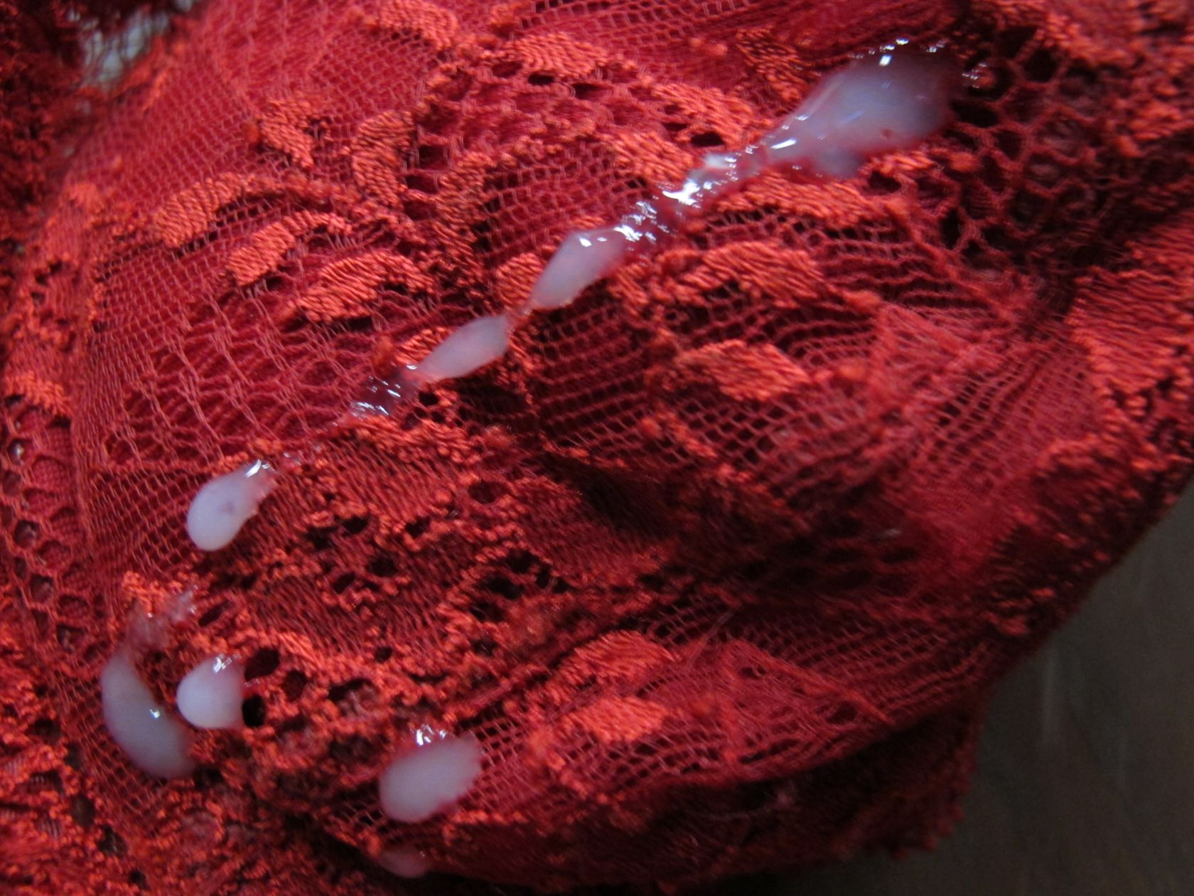 Sperme sur Soutien Gorge Rouge (3)