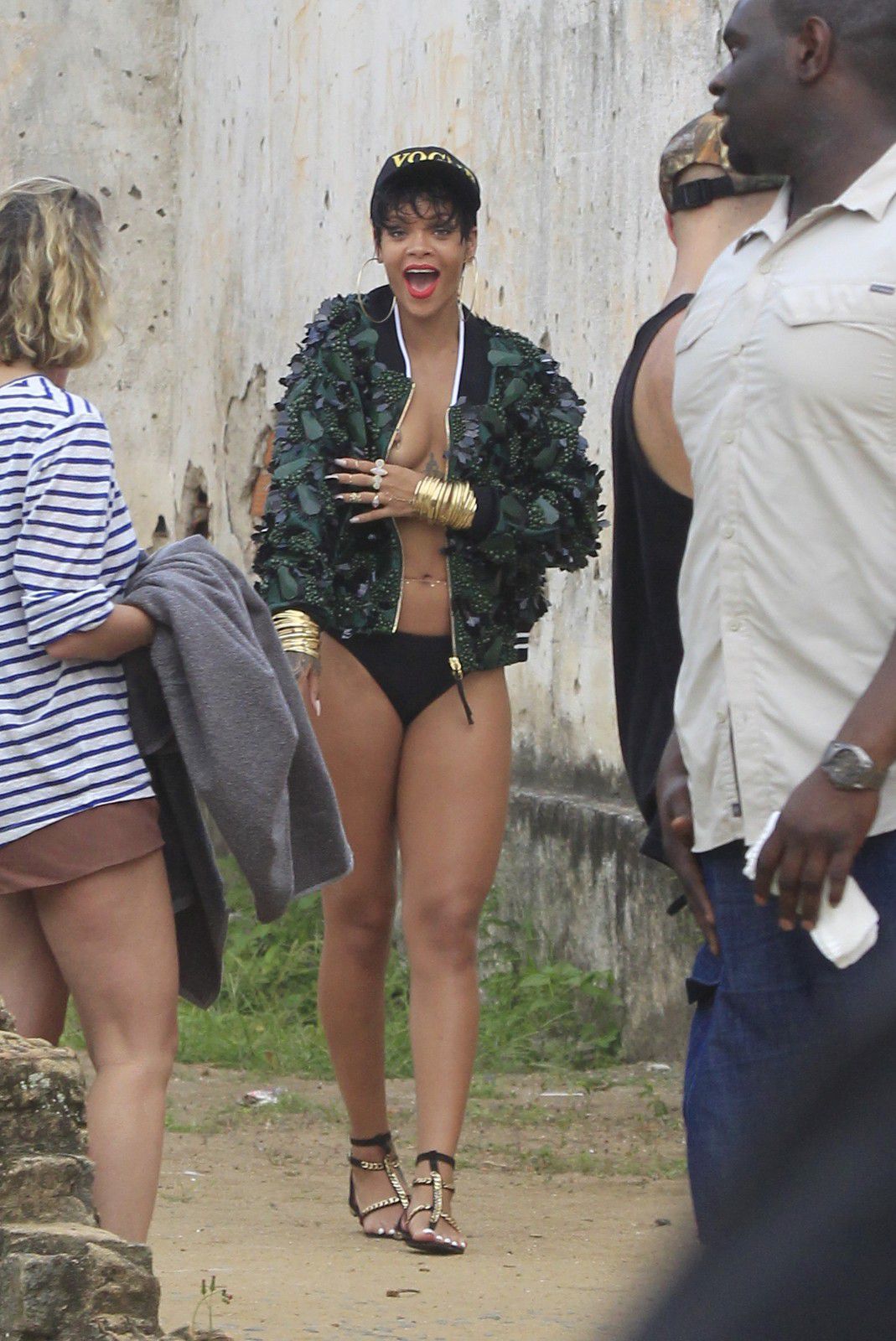Rihanna-on_a_photoshoot_for_Vogue_Brasil_in_Angra_dos_Reis_Costa_Verde08