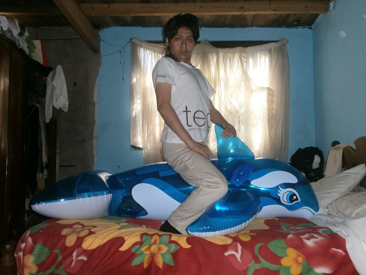 Yashaii Moran and her Inflatable Whale Intex (29)