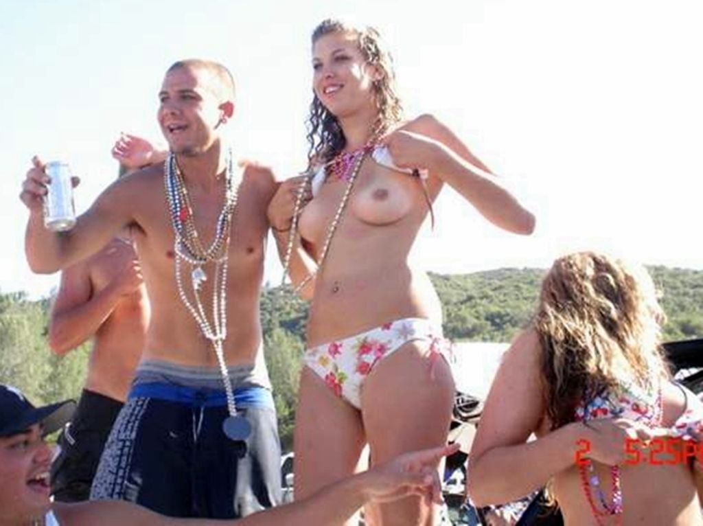 Girls Going for Beads  (19)