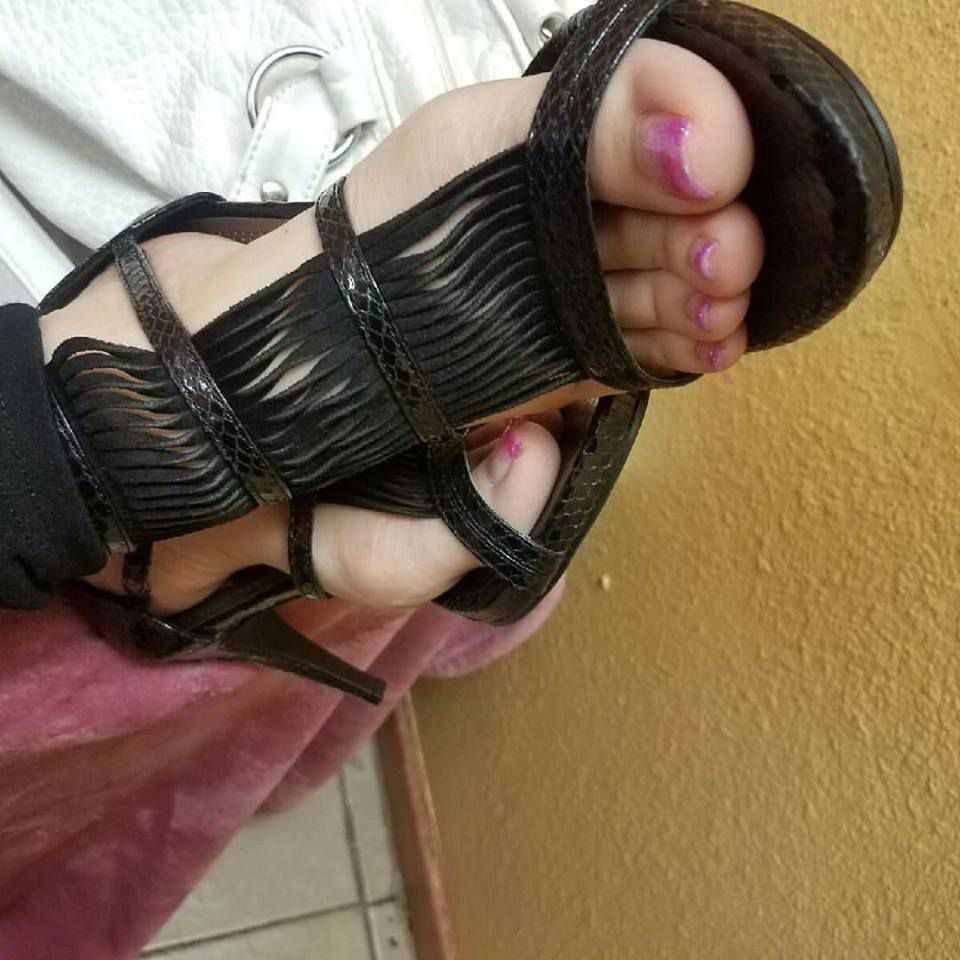 Suck her feet