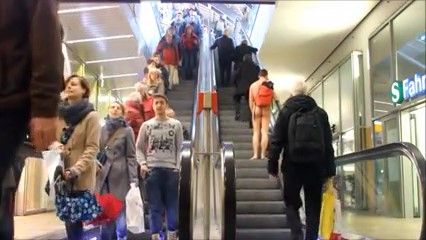 Me nude in public_Moment(3)