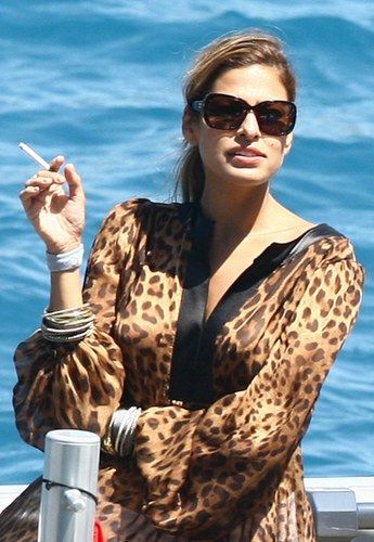 Eva-Mendes-smoking