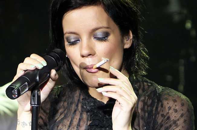 Lily-Allen-smoking