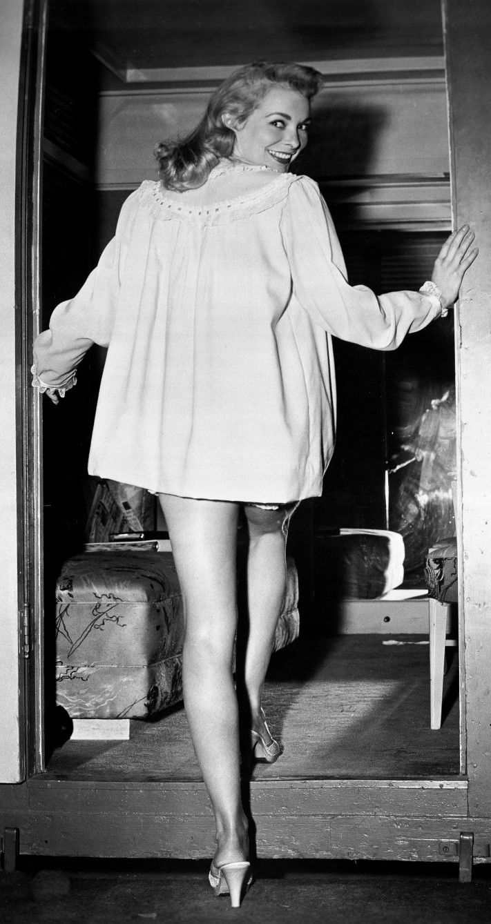 touch-of-evil-1958-016-production-still-janet-leigh-climbing-into-trailer