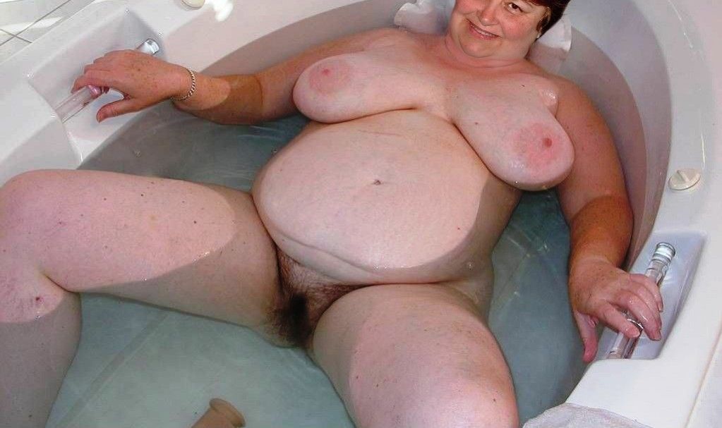 Fat whore Melissa in bathtub!