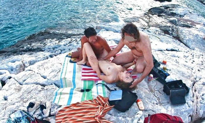 Public-Threesome-By-Sea-016