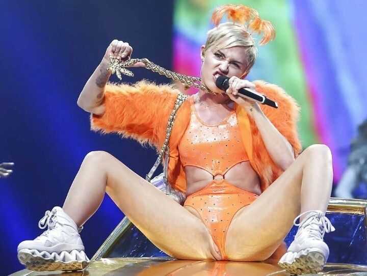 miley pussy Celeb Upskirts