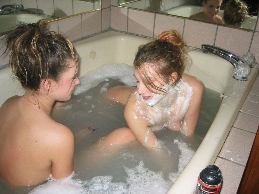 girls in pool bath or shower 191