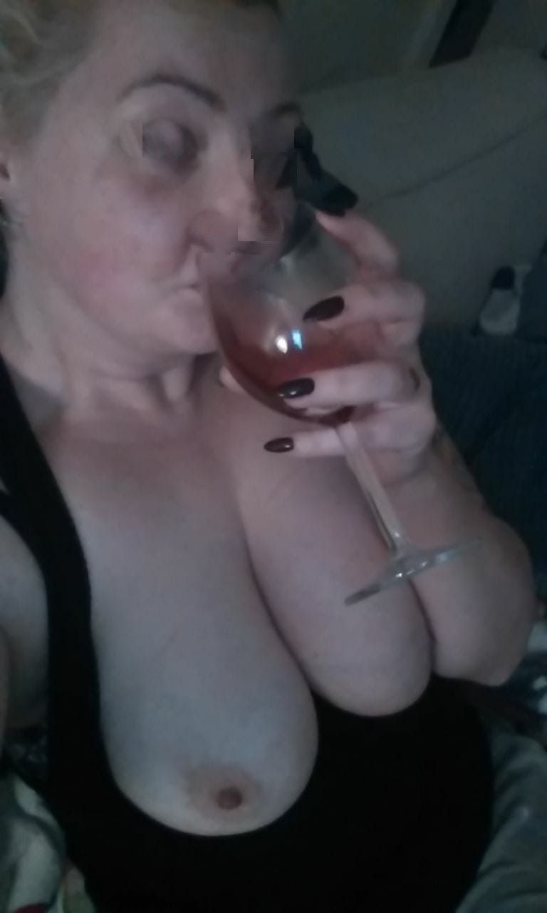 wenn du hier wärst , würde ich so mit dir zusammen Wein trinken ....war der text zu diesem Bild