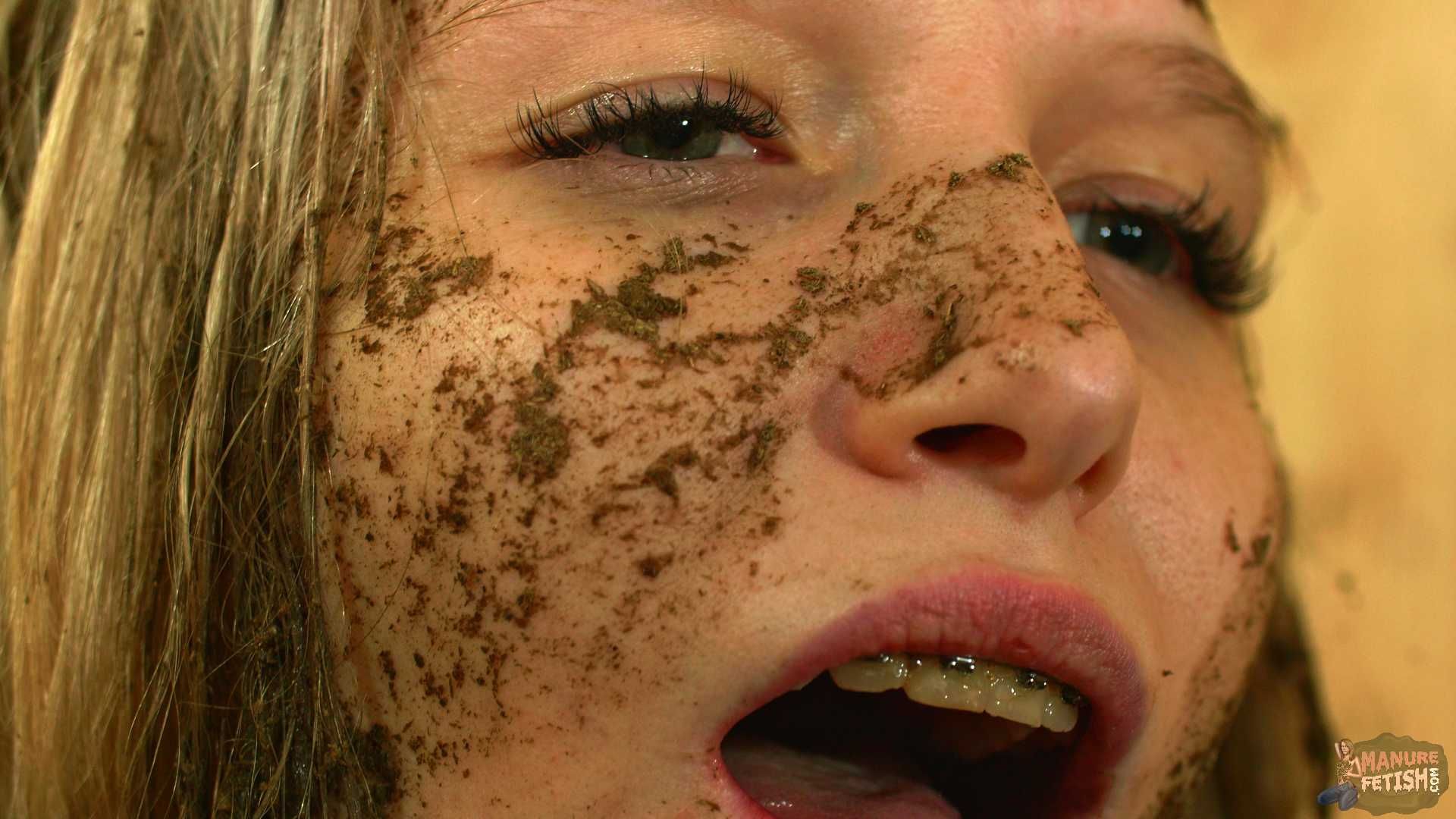 Milena Shaking Orgasms in the Dung 9
