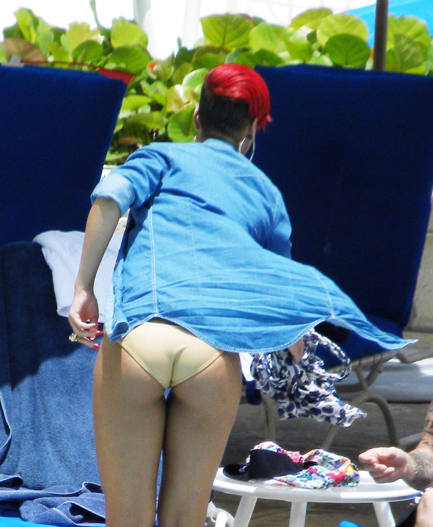 rihanna-bikini-poolside-barbados-june-17-2010-015