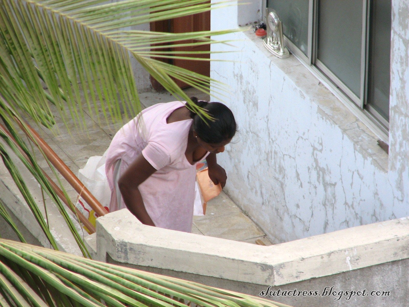 Indian+Maid+Sweeping+Floor+Cleavage+Caught