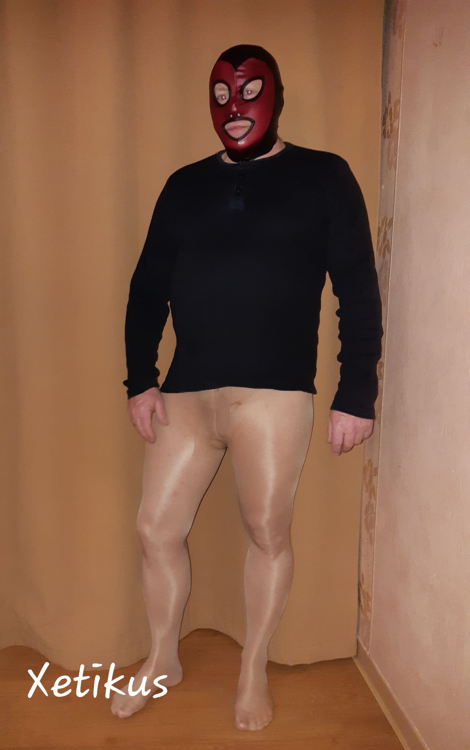 Maske und Strumpfhose