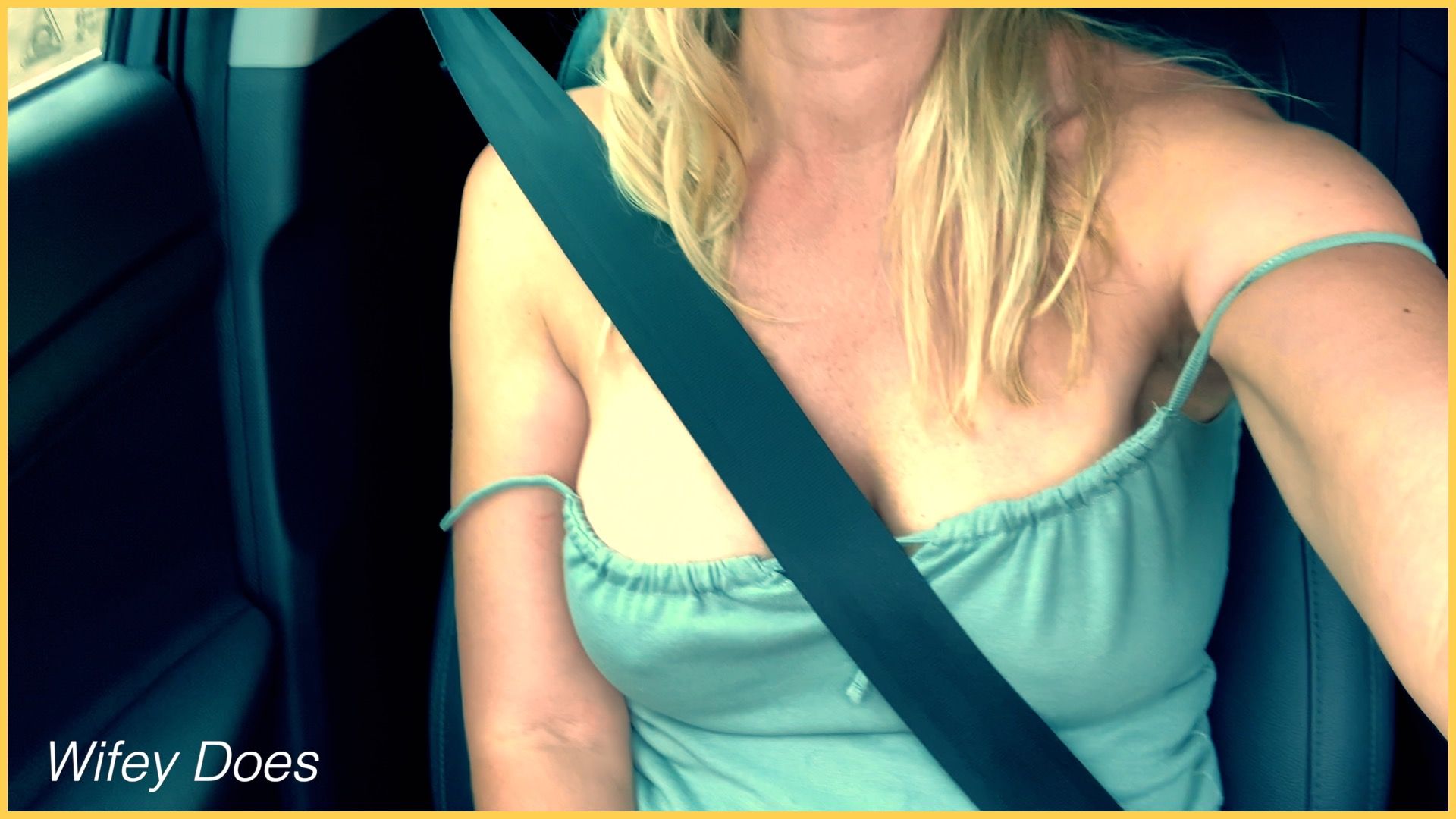 Wifey gets her tits bounced in the car