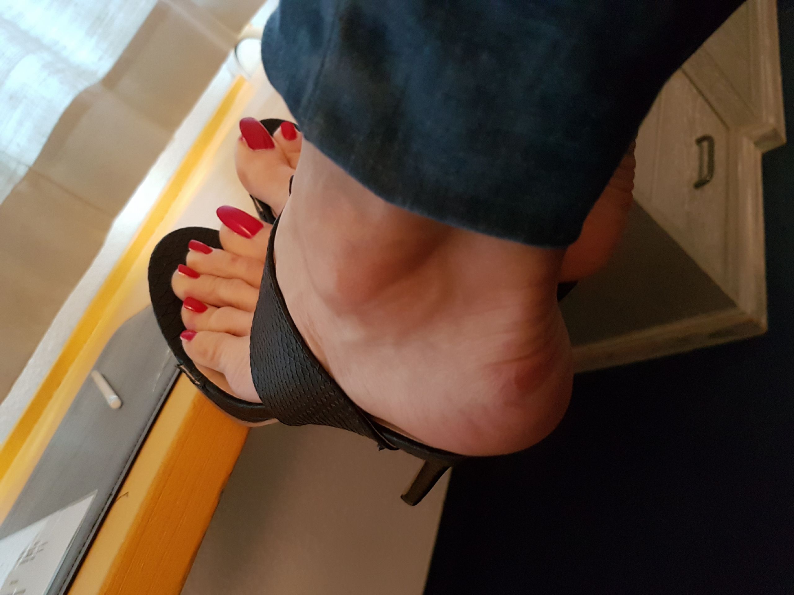 yolas naked feet in heels