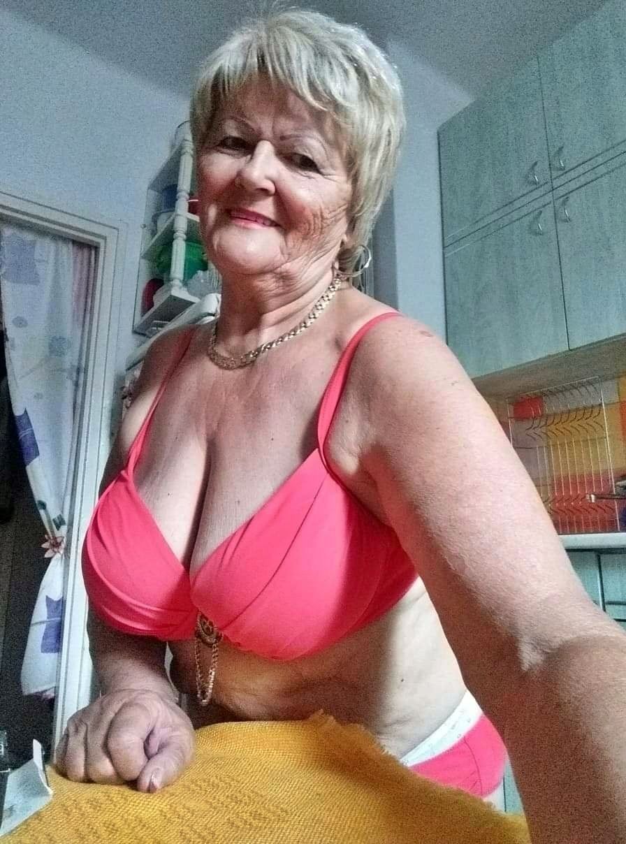 grannycleavage1 (32)