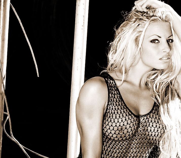 wwe-blonde-bombshell-diva-trish-stratus-topless-photoshoot-1