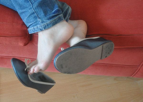 Shoes_Feet_and_a_Red_Sofa_by_Artistic_Feet (1)