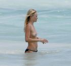Preppie_Kate_Bosworth_topless_On_the_beach_in_Cancun_Mexico_23