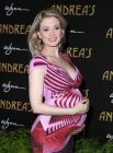 holly-madison-im-bunten-kleid