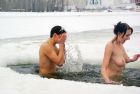 Russain-nudists-likes-to-be-naked-even-at-winter-9-700x470