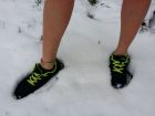 Nackt mit Sneaker im Schnee