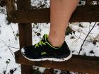 Nackt mit Sneaker im Schnee