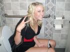 Blonde_pissing_7