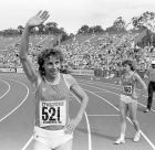 Leichtathletik-Marita-Koch-bejubelt-Weltrekord-in-Canberra-1985