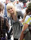 taylor_momsen_taylormomsen_org_gossipgirl_filming_2008sep30_0153_XXfIsWQ