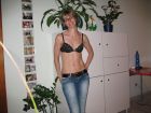 Im BH und Jeans :-)